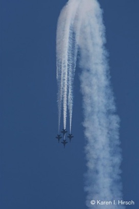 Jet formation doing dive maneuver in Chicago Air & Water Show